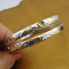 Load image into Gallery viewer, Hadar Designers 925 Sterling Silver Peridot Hammered Bangle Bracelet Handmade (v