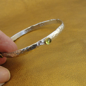 Hadar Designers 925 Sterling Silver Peridot Hammered Bangle Bracelet Handmade (v